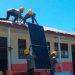 Petugas PLN memasang panel surya pada salah satu sekolah di Kecamatan Muara Batang Gadis, Kabupaten Mandailing Natal, Sumatera Utara. (foto: Humas PLN)