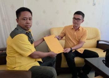 Ronald Takarendehang (kanan) menyerahkan surat sanggahan ke Wakil Ketua DPD I Partai Golkar Sulut Apler Bentian. (foto: Barta1)