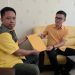 Ronald Takarendehang (kanan) menyerahkan surat sanggahan ke Wakil Ketua DPD I Partai Golkar Sulut Apler Bentian. (foto: Barta1)