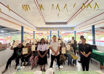 Foto: Petugas Kantor Pertanahan Sangihe menyerahkan sertipikat tanah PTSL 2026 secara door to door kepada warga Desa Kalekube dan Mala, Tabukan Utara. (Dok. Istimewa)