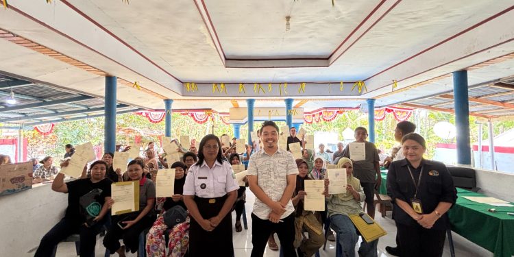 Foto: Petugas Kantor Pertanahan Sangihe menyerahkan sertipikat tanah PTSL 2026 secara door to door kepada warga Desa Kalekube dan Mala, Tabukan Utara. (Dok. Istimewa)