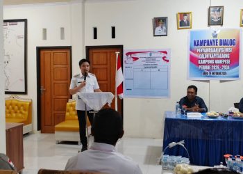 Foto: Bupati Kepulauan Sangihe, Michael Thungari saat Menyampaikan Sambutannya di Dialog Kampanye Damai di Balai Kampung Nahepese, Kecamatan Manganitu. (Dok. Rendy/Barta1)