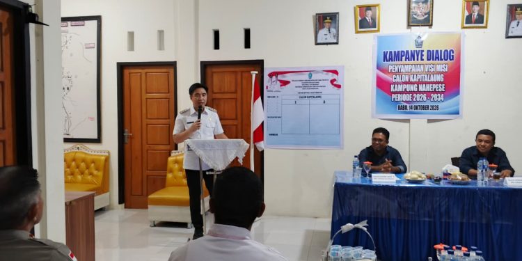 Foto: Bupati Kepulauan Sangihe, Michael Thungari saat Menyampaikan Sambutannya di Dialog Kampanye Damai di Balai Kampung Nahepese, Kecamatan Manganitu. (Dok. Rendy/Barta1)