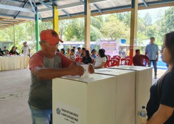 Foto: Salahsatu warga di Kampung Nahepese Berpartisipasi dalam Pemilihan Kapitalaung. (Dok. Rendy/Barta1)