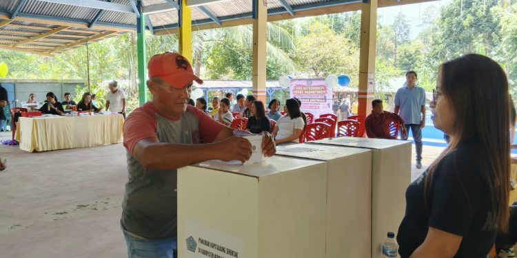 Foto: Salahsatu warga di Kampung Nahepese Berpartisipasi dalam Pemilihan Kapitalaung. (Dok. Rendy/Barta1)