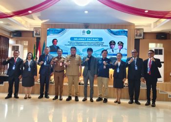 Foto: Wakil Bupati Kepulauan Sangihe Tendris Bulahari berfoto bersama para peserta seleksi terbuka calon Sekretaris Daerah usai pembukaan asesmen di Kantor Regional XI BKN Manado. (Dok. Istimewa)