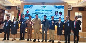 Foto: Wakil Bupati Kepulauan Sangihe Tendris Bulahari berfoto bersama para peserta seleksi terbuka calon Sekretaris Daerah usai pembukaan asesmen di Kantor Regional XI BKN Manado. (Dok. Istimewa)