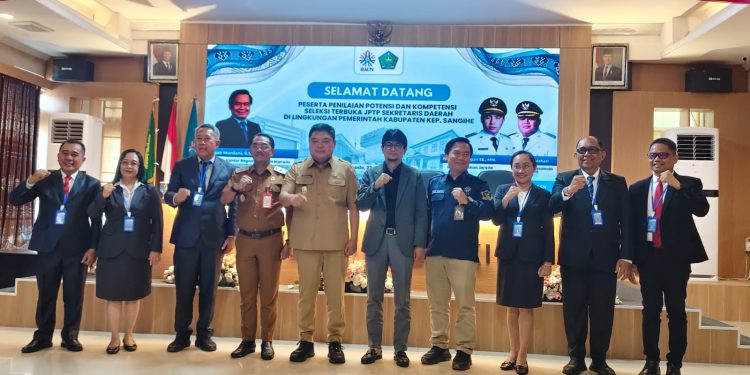 Foto: Wakil Bupati Kepulauan Sangihe Tendris Bulahari berfoto bersama para peserta seleksi terbuka calon Sekretaris Daerah usai pembukaan asesmen di Kantor Regional XI BKN Manado. (Dok. Istimewa)