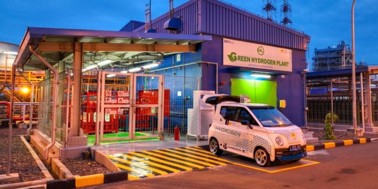 Tampak fasilitas Greenvoltaic Hydrogen Plant di Pembangkit Listrik Tenaga Gas dan Uap (PLTGU) Muara Karang yang memperoleh predikat Winner pada ASEAN Renewable Energy Project Awards 2026 kategori Emerging Low-Carbon Technologies. (foto: Humas PLN)