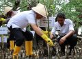 Walikota Manado Andrei Angouw tanam bibit mangrove di pesisir Bunaken menjaga keseimbangan ekosistem lingkungan. (foto-foto: Pemkot Manado)