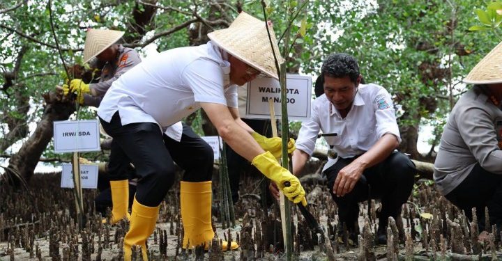 Walikota Manado Andrei Angouw tanam bibit mangrove di pesisir Bunaken menjaga keseimbangan ekosistem lingkungan. (foto-foto: Pemkot Manado)