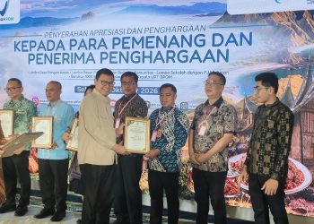 Foto: Kepala Disperindag Sangihe Threenof Touvan Ponto menerima penghargaan peringkat III Lomba Pasar Pangan Aman Berbasis Komunitas Regional Timur untuk Pasar Rakyat Manganitu. (Dok. Istimewa)