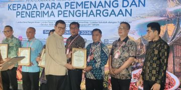 Foto: Kepala Disperindag Sangihe Threenof Touvan Ponto menerima penghargaan peringkat III Lomba Pasar Pangan Aman Berbasis Komunitas Regional Timur untuk Pasar Rakyat Manganitu. (Dok. Istimewa)